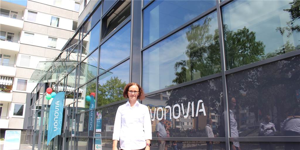 Vonovia in Dortmund erfindet ein neues Amt – Belinda Kant hat es bekommen Der Eingangsbereich der Vonovia-Häuser Gerlachweg 7 und 9, in dem Belinda Kant ihr Büro hat, glänzt mit moderner Glasgestaltung.