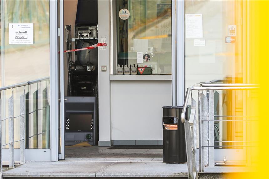 Unbekannte Täter sprengen Geldautomaten Der Eingangsbereich des Briefzentrums, in dem der Automat gesprengt wurde.