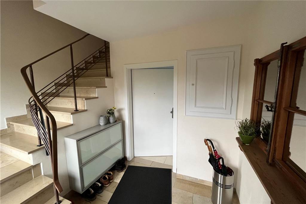 Rosemarie Franzen zeigt freistehendes Haus für 449.000 Euro Der Eingangsbereich des Hauses. Über die Treppe geht es in die Wohnung im ersten Geschoss.