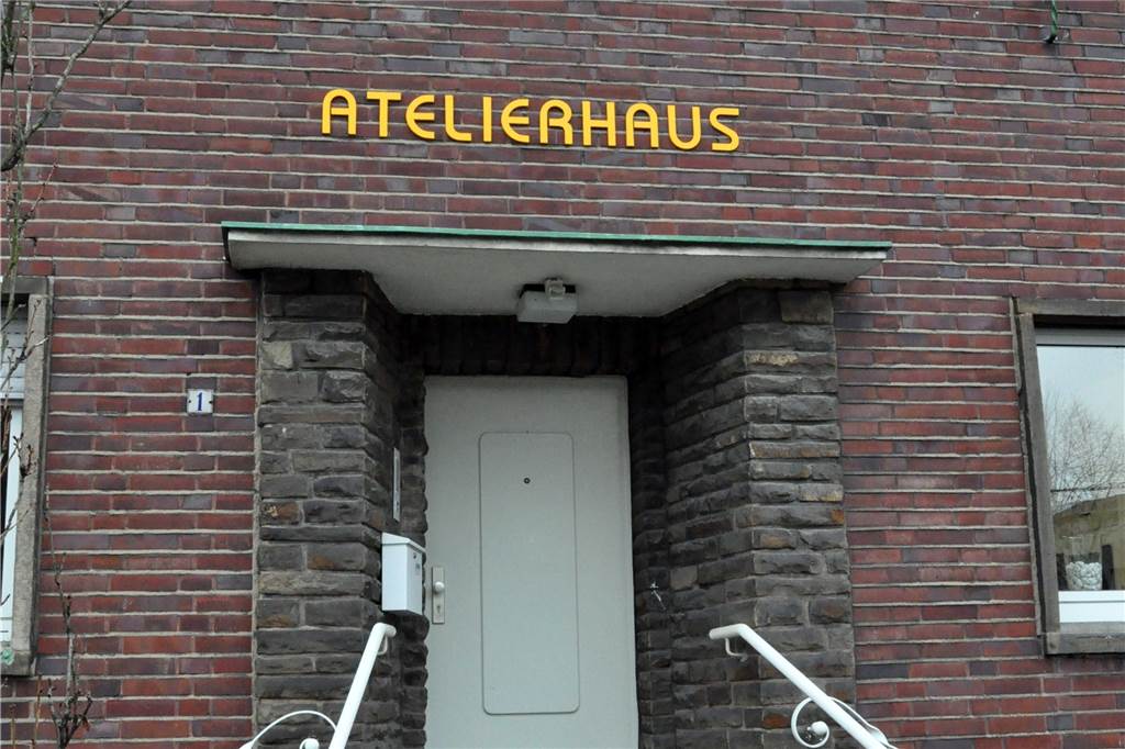 Atelierhaus Lünen muss umziehen: Alte Stadtvilla wechselt den Besitzer Der Eingangsbereich des neuen Atelierhauses an der Holtgrevenstraße mit dem Handlauf, den wir als Detail gezeigt haben.