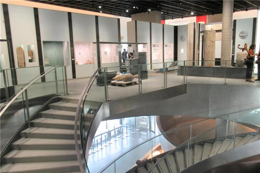 Römermuseum in Nîmes mit Gladiatoren und Panoramablick Der Eingangsbereich mit Wendeltreppe im Musee de la Romanite: Mit dem Museum spiegelt die südfranzösische Stadt das reiche römische Erbe wider. Gezeigt werden rund 5000 Exponate, darunter einzigartige Mosaike, Grabstelen, Skulpturenfragmente und Münzen. Foto: Sabine Glaubitz