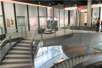 Der Eingangsbereich mit Wendeltreppe im Musee de la Romanite: Mit dem Museum spiegelt die südfranzösische Stadt das reiche römische Erbe wider. Gezeigt werden rund 5000 Exponate, darunter einzigartige Mosaike, Grabstelen, Skulpturenfragmente und Münzen. Foto: Sabine Glaubitz