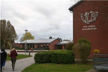 Der eingeschossige Teil (l.) wird abgerissen und zweigeschossig wieder aufgebaut, der zweigeschossige Teil wird saniert. Die Verbindung soll über die Pausenhalle hergestellt werden. Vorübergehend werden die Schüler in ein Containerdorf umziehen.