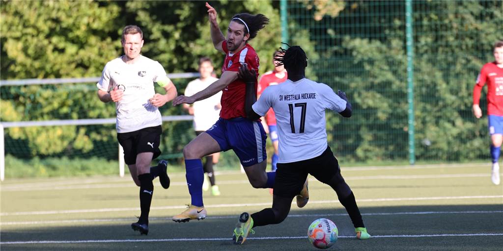Westfalia Huckarde gegen FC Castrop-Rauxel - Tor, verschossener Elfer, Platzverweis Der eingewechselte Elvedin Ceric (rotes Hemd) hatte bei einem Konter das vorentscheidende 2:0 für den FC Castriop-Rauxel beim SV Westfalia Huckarde auf dem Fuß.