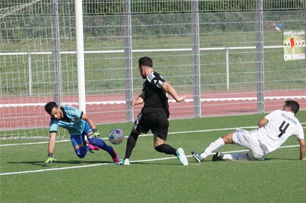 Torspektakel in Halbzeit zwei: BV Brambauer siegt deutlich gegen MSV Dortmund Sören Dvorak (m.) erzielt ein Tor.