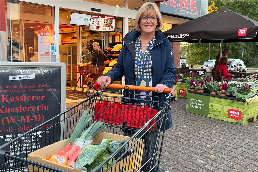 Trotz Inflation günstig, aber gesund einkaufen? Ute Becker zeigt‘s Ute Becker steht mit einem Einkaufswagen vor dem Rewe in Schermbeck.