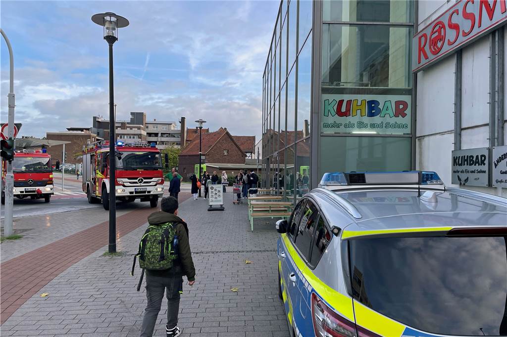 Feuerwehr befreit Personen aus defektem Aufzug am Horne-Center Der Einsatz am Horne-Center dauerte bis nach 15 Uhr.