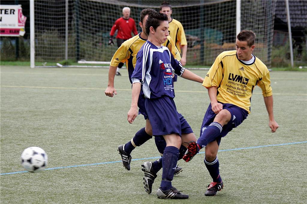 Castrop-Rauxeler Stadtmeisterschaft 2005: Teams nach Massenschlägerei bestraft, Schwerin gab Pokal ab Der Einsatz des damaligen A-Junioren Myron Dretakis (r) wurde der Spvg Schwerin nach dem Endspiel gegen den VfB Habinghorst zum Verhängnis.