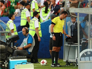 Der Einsatz des Videobeweises rund um den Confed Cup führt zu kontroversen Diskussionen. Foto: Christian Charisius