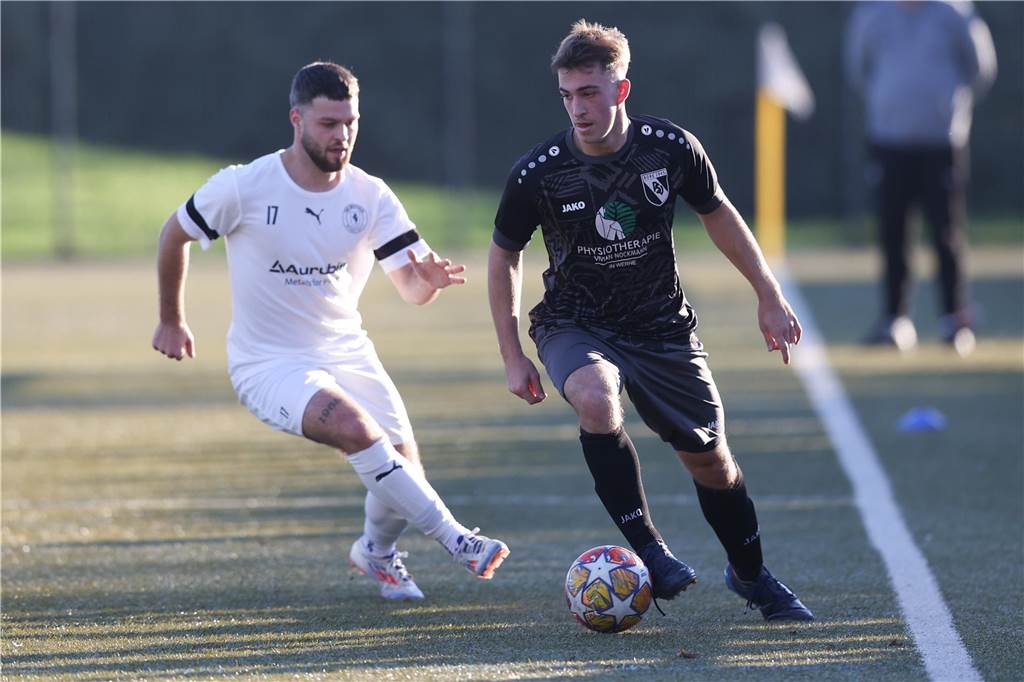 Matthis Fritsch vom PSV Bork im Zweikampf mit einem Gegenspieler von Westfalia Wethmar.
