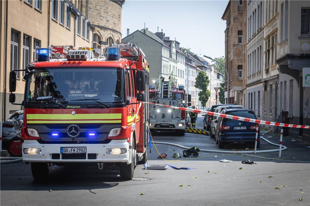 Wohnungsbrand in der Nordstadt: Räume nach Feuer nicht mehr bewohnbar Der Einsatz in dem Mehrfamilienhaus an der Haydnstraße beeinträchtigte auch den Verkehr.