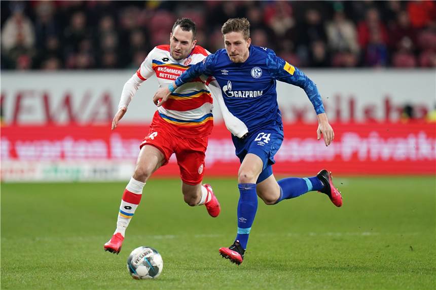 Schalke-Trainer Manuel Baum warnt seine Spieler Der Einsatz von Bastian Oczipka (r.) ist gefährdet.
