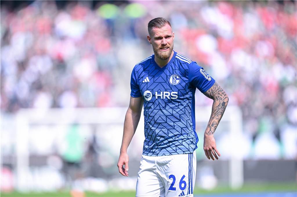 Duell der Tabellennachbarn: Der Countdown läuft: Der angeschlagene Tomas Kalas wird Schalke in Fürth wohl fehlen.