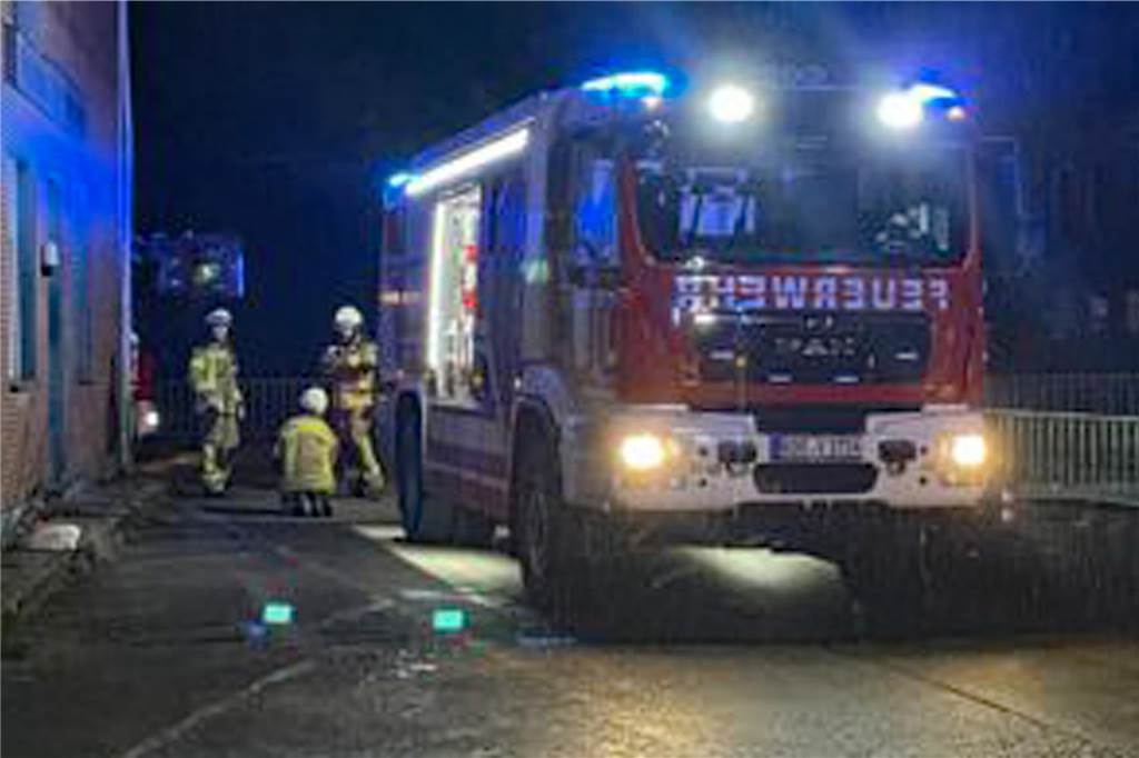 Brand in Wohnhaus: Feuerwehr löscht Elektromobil, Unrat und Mülltonnen Der Einsatzort an der Bahnhofstraße