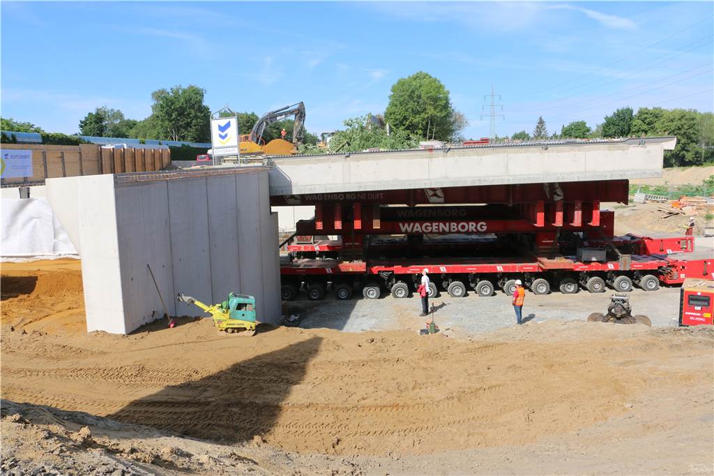 Liveblog zum Nachlesen: Die rollende A2-Brücke in Kamen Der Einschub der Brücke läuft. Gleich liegt sie an der richtigen Position, sodass bald der Verkehr auf der A2 darüber rollen kann. Das wird ab Juli geschehen.