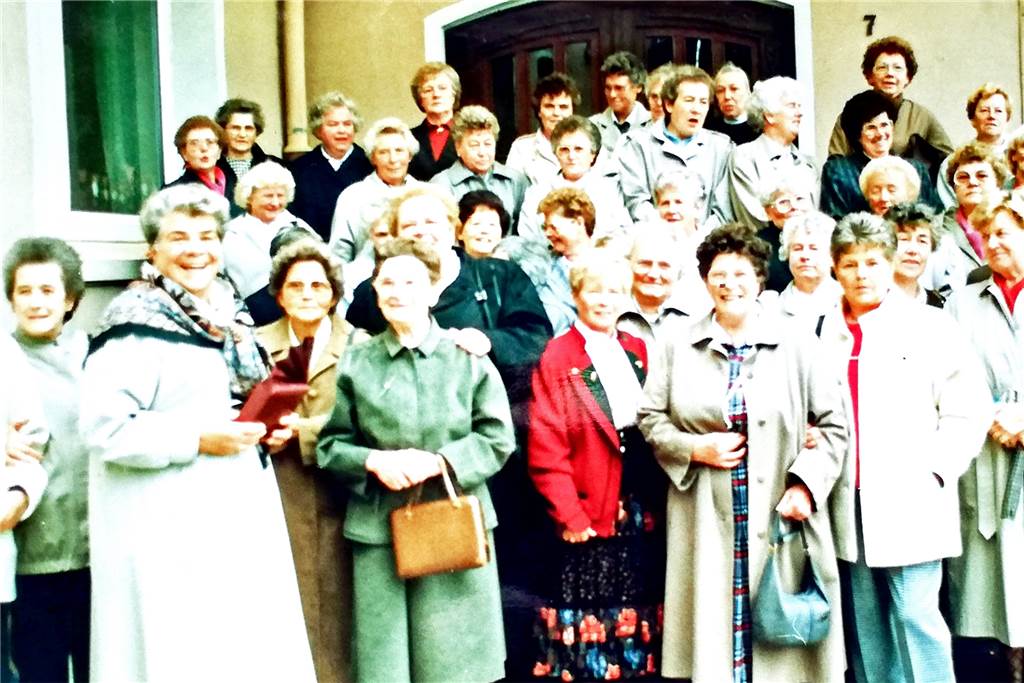 Der Einschulungsjahrgang 1933 von Margarethe Feller 1990 bei einem Klassentreffen
