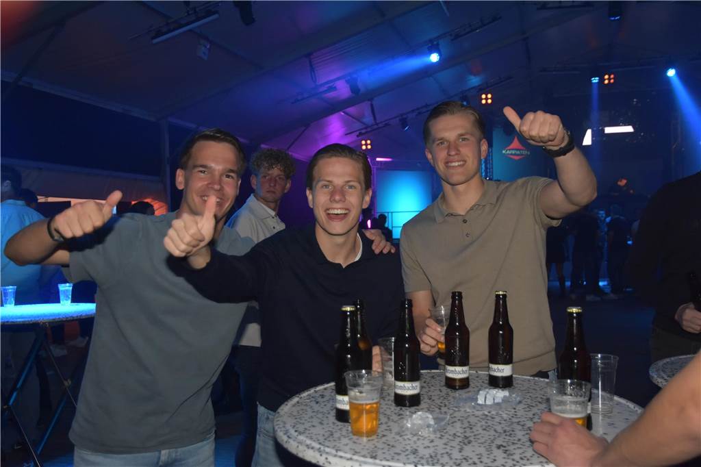 Der Einstieg in die Karpaten-Saison war ein voller Erfolg. Zum Auftakt brachten viele Menschen das Zelt in Ahaus-Ottenstein zum Beben.