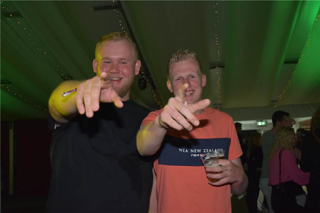 Der Einstieg in die Karpaten-Saison war ein voller Erfolg. Zum Auftakt brachten viele Menschen das Zelt in Ahaus-Ottenstein zum Beben.