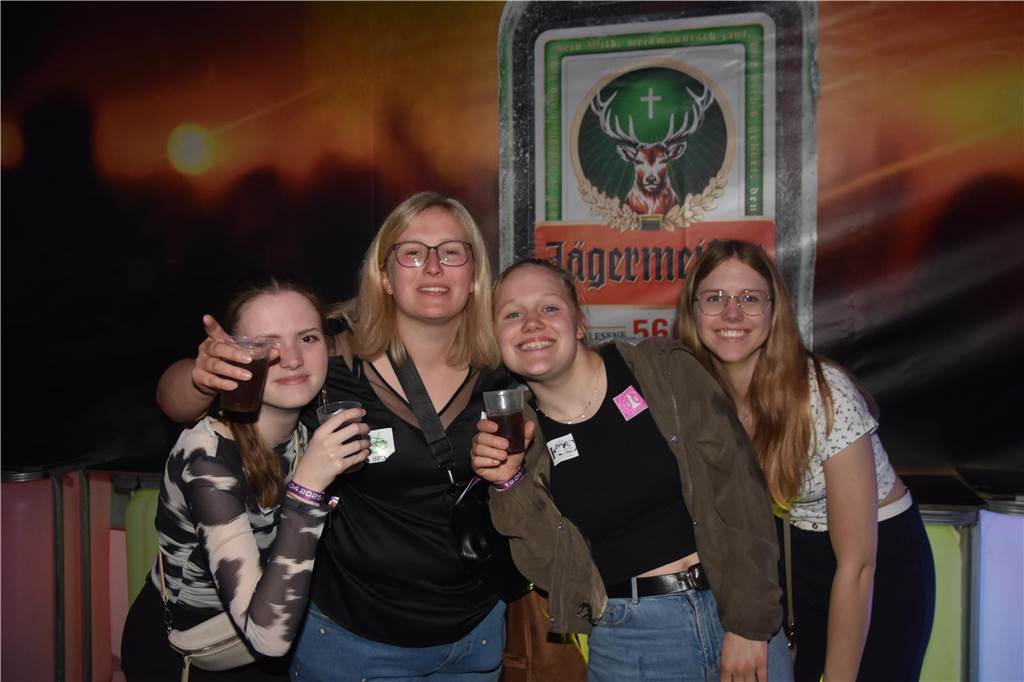 Der Einstieg in die Karpaten-Saison war ein voller Erfolg. Zum Auftakt brachten viele Menschen das Zelt in Ahaus-Ottenstein zum Beben.