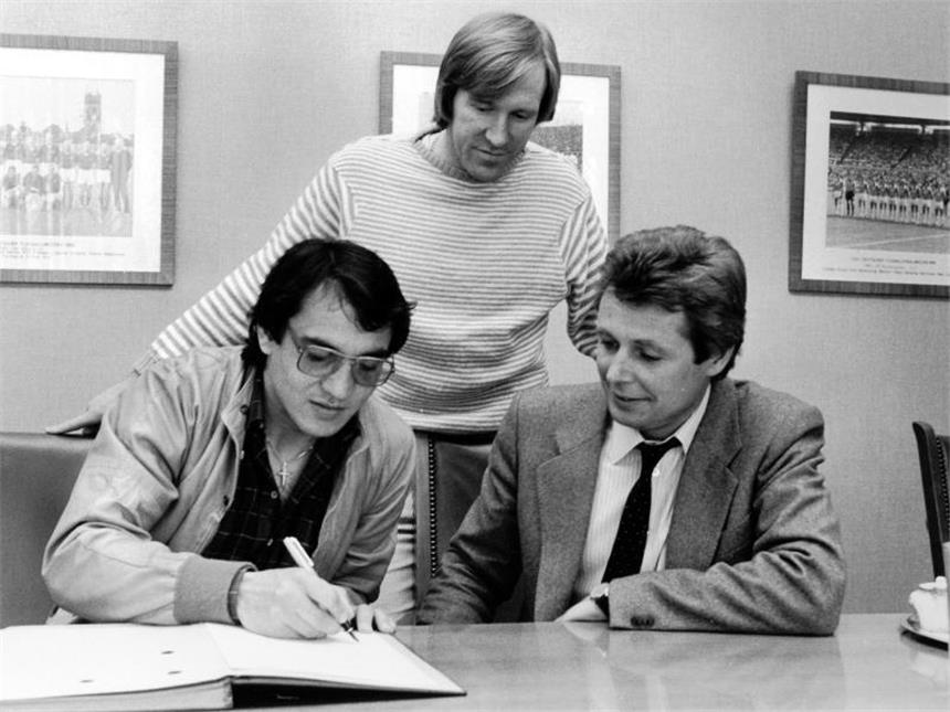 Der einstige HSV-Präsident Wolfgang Klein (r) mit Felix Magath (l) und Günther Netzer. Foto: DB