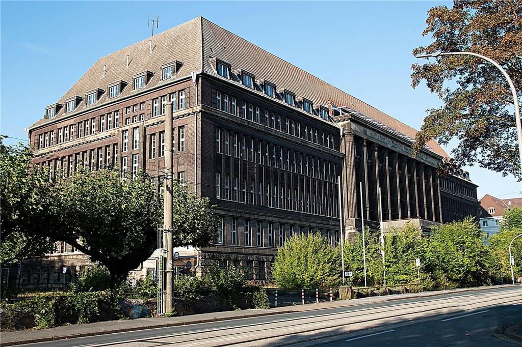 Der einstige Prachtbau der Dortmunder Industriebarone mit den damals neuesten technischen Finessen wurde erbaut von 1916 bis 1920. Doch mittlerweile sieht es am und im Gebäude fürchterlich aus. Vom vorhandenen Vandalismus-Problem zeugen zahlreiche Bilder.