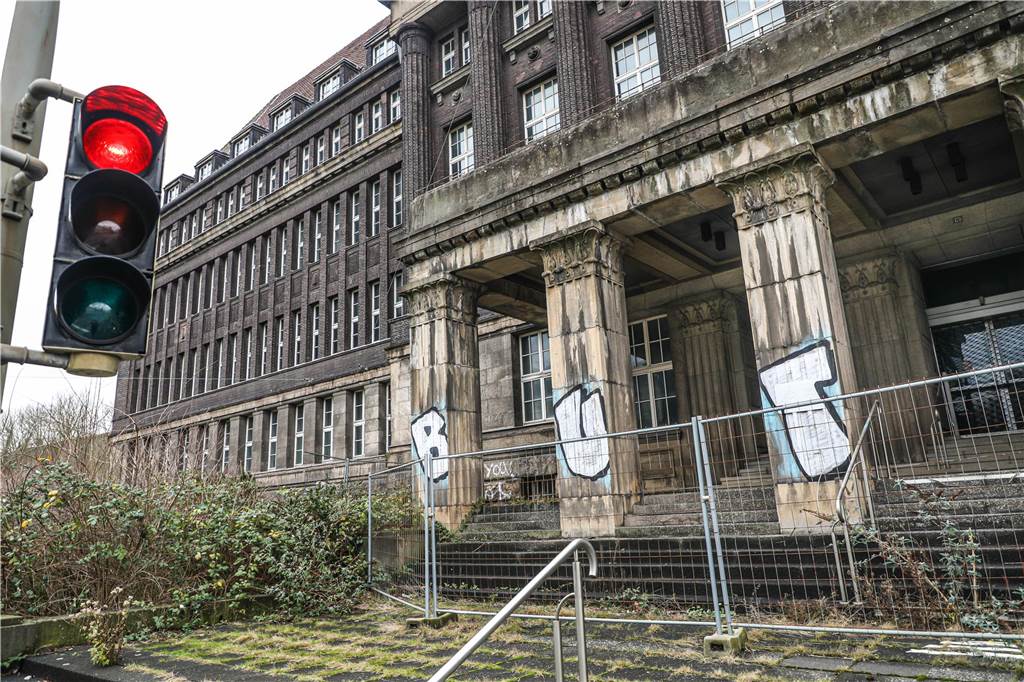 Ex-Versorgungsamt steht jetzt für 12,5 Millionen Euro zum Verkauf Der einstige Prachtbau verfällt zusehends.