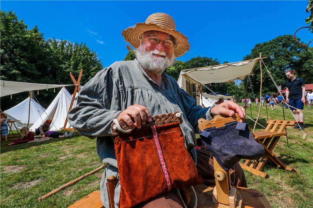 Der Eintritt ist frei. Wem die Mittelalterliche Gaudi aber eine Spende wert ist, darf gerne seinen Geldbeutel öffnen und seinen Obolus spenden.