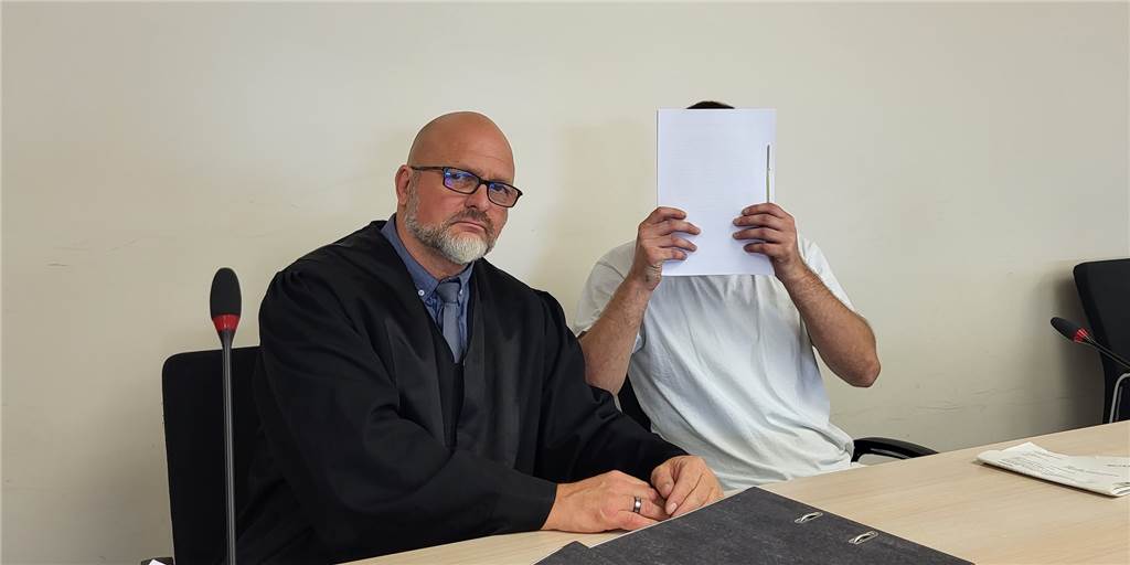 E-Bike-Diebstahl: Angeklagte per Haftbefehl gesucht Der einzig erschienene Angeklagte neben Verteidiger Dirk Wolterstädt