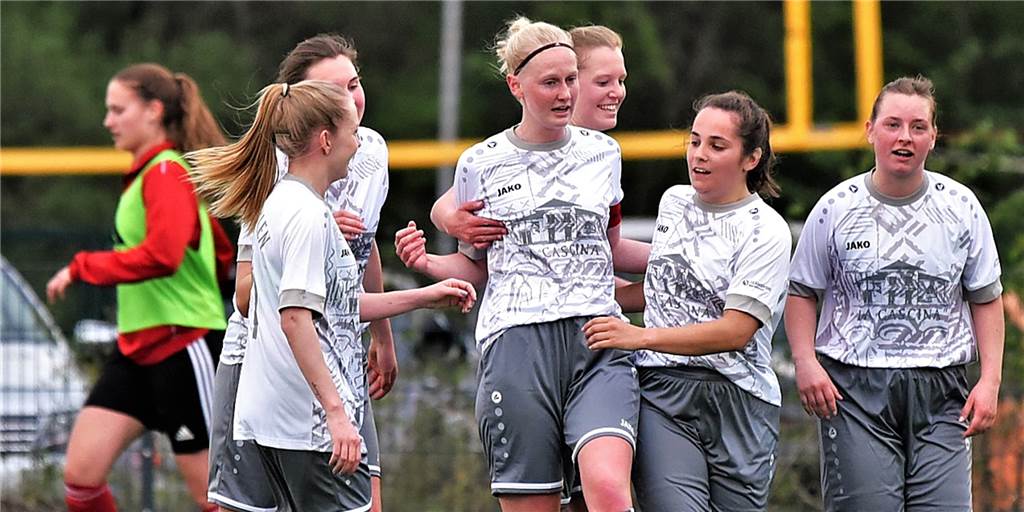 Plötzlich wieder im Aufstiegsrennen - Bezirksliga-Vize spielen Relegation Spielerinnen des TuS Gahlen bejubeln im Kreispokal-Halbfinale gegen Flaesheim ein Tor