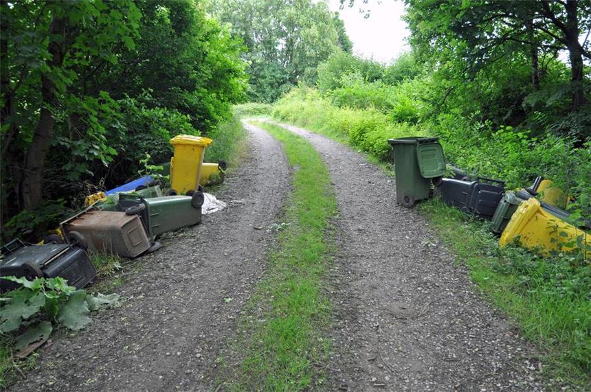 EUV: Beseitigung des Ekel-Mülls wird sehr teuer Der Ekel-Müll wurde beiderseits des Wirtschaftsweges an der Holthauser Straße in Castrop-Rauxel die Böschung hinab gekippt.