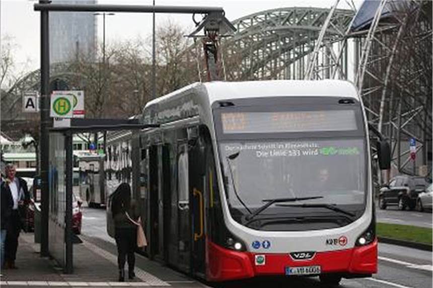 Der Elektrobus der Linie 133 der Kölner Verkehsbetriebe (KVB) wird an einer Haltestelle aufgeladen. Foto: Oliver Berg/Archiv