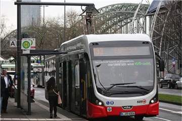 Der Elektrobus der Linie 133 der Kölner Verkehsbetriebe (KVB) wird an einer Haltestelle aufgeladen. Foto: Oliver Berg/Archiv