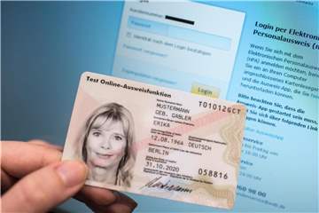 Der elektronische Personalausweis soll das digitale Ausweisen gegenüber Behörden erleichtern. Doch viele Bürger, die den neuen Ausweis besitzen, machten davon bisher kaum Gebrauch. Foto: Ole Spata/dpa-tmn