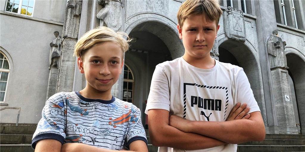 Jonathan (11): „Ukrainische Nachbarskinder konnten monatelang nicht zur Schule!“ Der elfjährige Jonathan (l.) und sein Freund Maximilian (12) vor dem Rathaus. Sie fragen sich, warum viele der ukrainischen Flüchtlingskinder aus ihrer Nachbarschaft erst nach Monaten in die Schule gehen konnten.
