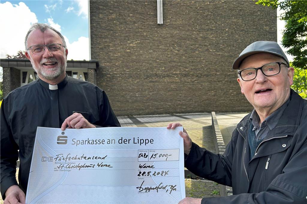 Einweihung des neuen St.-Johannes-Pfarrheims am 20. Juni geplant Der emeritierte Pfarrer Ulf Doppelfeld (rechts) überreicht einen Scheck über 15.000 Euro an Pfarrdechant Jürgen Schäfer.