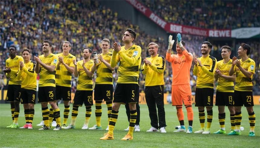 Marc Bartra ist der neue Liebling der BVB-Fans Der emotionalste Moment dieser Saison: Marc Bartra (M.) nach dem Spiel gegen Bremen vor der Südtribüne.