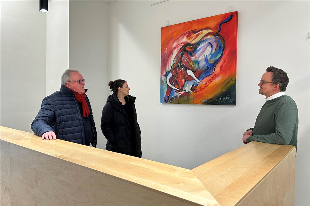 Regionale-Projekte: Auenpark, Campus und Co. kosten 23,9 Millionen Euro Besucher bestaunen eines der Kunstwerke in der Burg Botzlar in Selm.