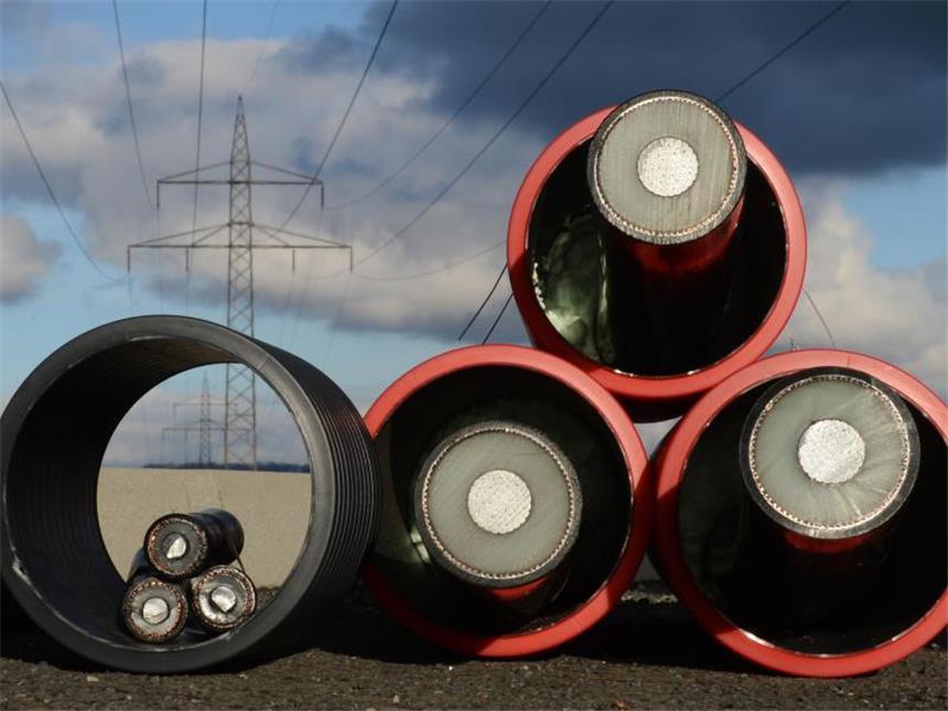 SPD-Politiker wollen Stromtrasse Suedlink unter die Erde legen Der Energieversorger Eon demontiert in Niedersachsen die Hochspannungs-Freileitung und wird den Strom künftig über Erdkabel transportieren. Foto: Julian Stratenschulte/Archiv