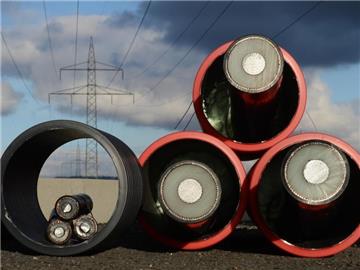 Der Energieversorger Eon demontiert in Niedersachsen die Hochspannungs-Freileitung und wird den Strom künftig über Erdkabel transportieren. Foto: Julian Stratenschulte/Archiv