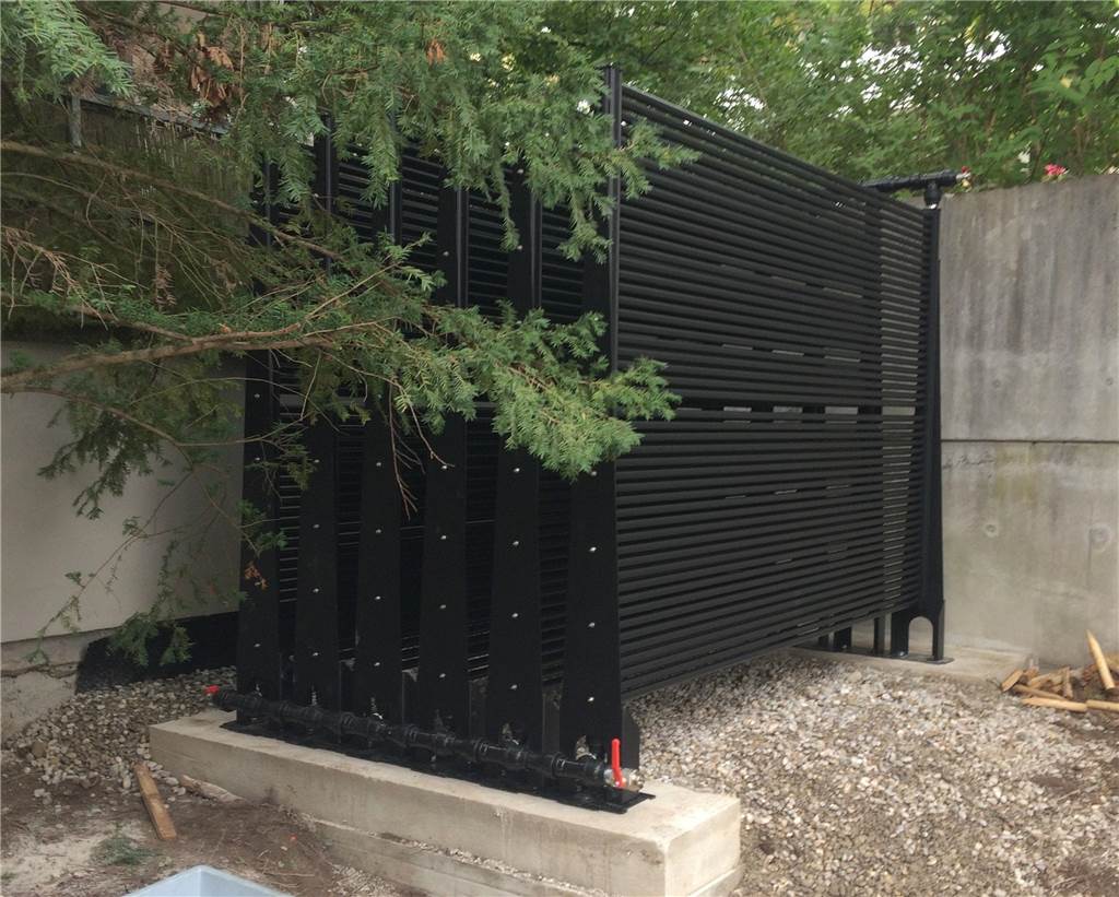 Eisspeicherheizung: Experten über Funktion, Vorteile und Förderungen Ein Energiezaun im Garten.