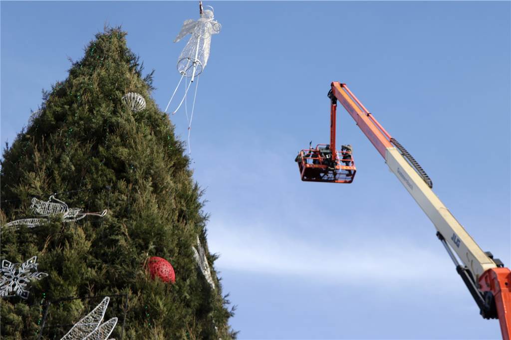 Der Engel schmückt seit vielen Jahren die Spitze des größten (zusammengesetzten) Weihnachtsbaumes der Welt.
