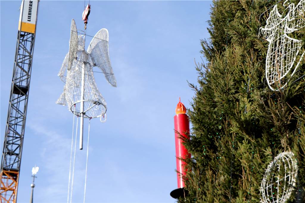 Der Engel wurde mit einem Kran in die rund 45 Meter Höhe der Weihnachtsbaumspitze gehoben.