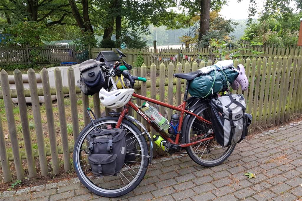Der Engländer Ivan hat alles, was er braucht, in seinen Satteltaschen am Fahrrad verstaut.