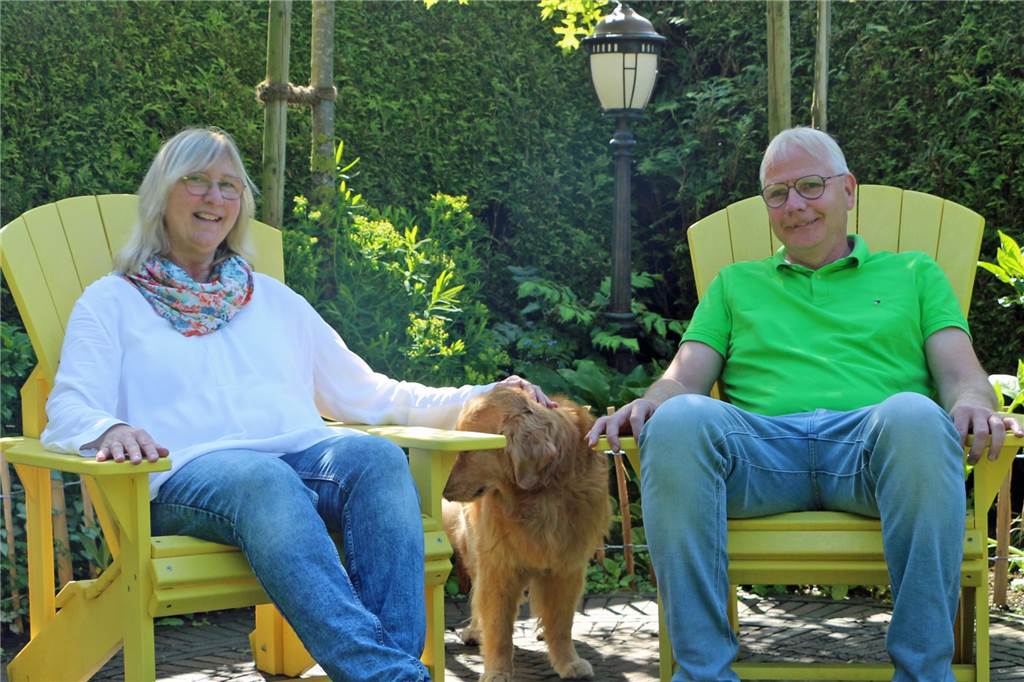Der englische Garten bietet viel Orte zum Verweilen. So wie diesen, an dem die Familie Bröring die letzten Sonnenstrahlen des Tages genießt.