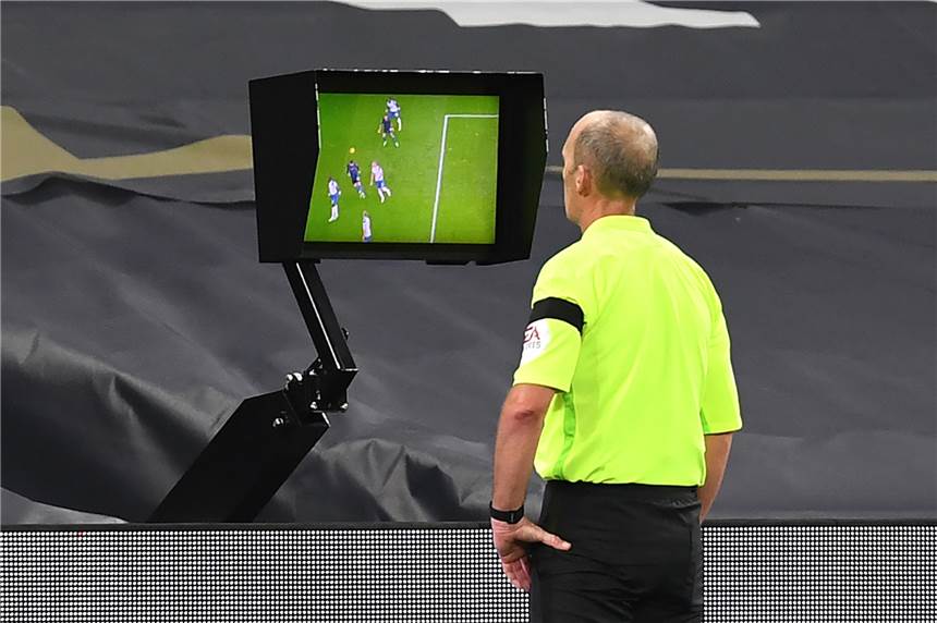 Videobeweis auf dem Ascheplatz in der Kreisliga C: Bald schon Realität? Der englische Schiedsrichter Mike Dean macht es in der Premier League vor - so könnte es womöglich auch auf Deutschlands Amateurfußballplätzen in ein paar Jahren aussehen.