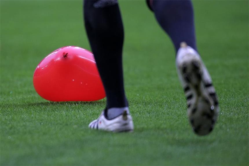Englischer Fußballclub verbietet aufblasbare Figuren Der englische Verein FC Barnet hat für die Partie gegen Grimsby Town alle aufblasbaren Gegenstände verboten.