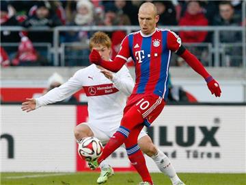 Der entscheidende Moment: Stuttgarts Gotoku Sakai (l) kommt zu spät, Arjen Robben zieht ab und trifft zur Führung. Foto: Ronald Wittek