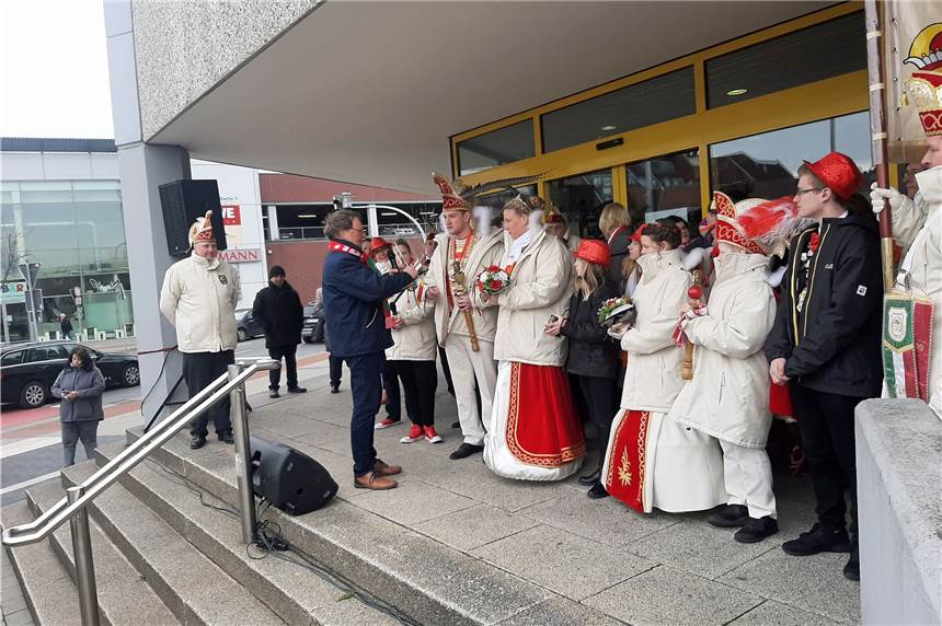 Stürmische, närrische Schlüsselübergabe vor dem Stadthaus Werne Schlüsselübergabe an das närrische Volk am Samstag, 22. Februar 2020, vor dem Stadthaus in Werne.