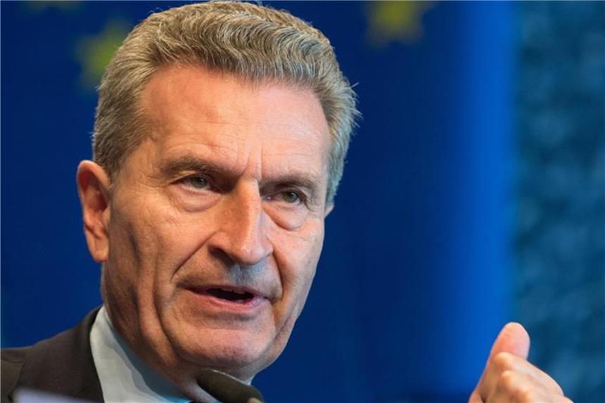 EU-Parlament zweifelt an Oettingers Haushaltszahlen Der Entwurf für den künftigen europäischen Finanzrahmen war Anfang Mai von Oettinger und EU-Kommissionspräsident Jean-Claude Juncker präsentiert worden. Foto: Monika Skolimowska