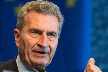 Der Entwurf für den künftigen europäischen Finanzrahmen war Anfang Mai von Oettinger und EU-Kommissionspräsident Jean-Claude Juncker präsentiert worden. Foto: Monika Skolimowska
